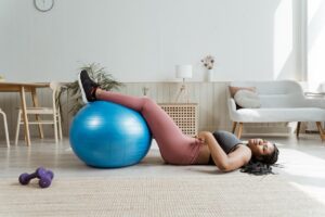 Vrouw met voeten op blauwe balance ball sport thuis