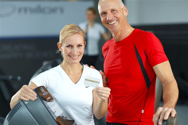 Man en vrouw trainen samen op de milon cirkel