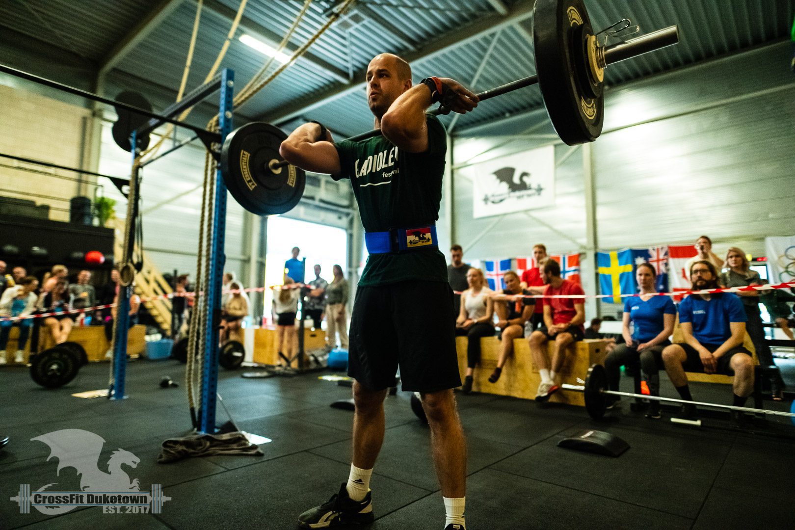 Crossfit Duketown Man in front rack positie bij Crossfit Duketown